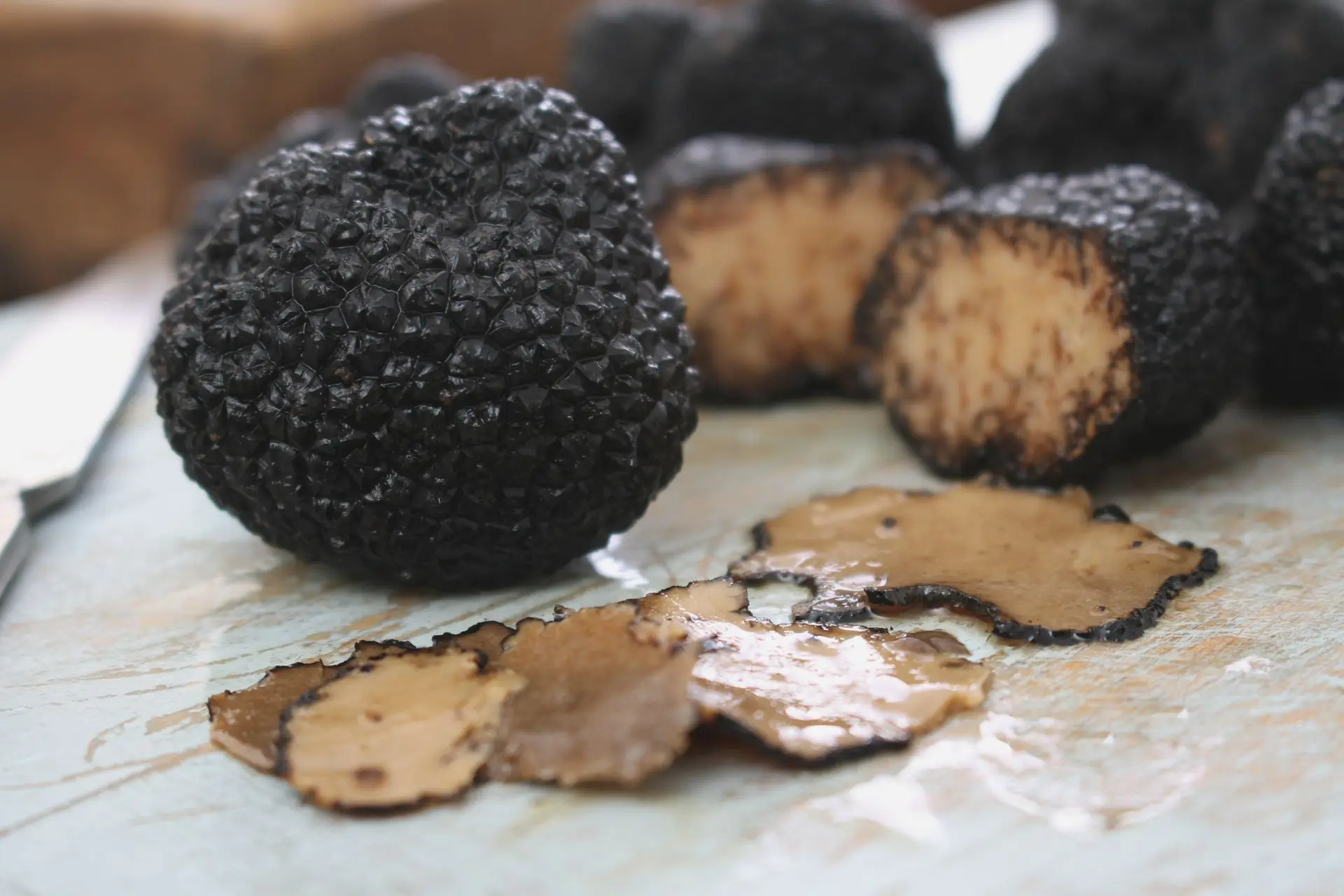 tartufo nero italiano con scaglie