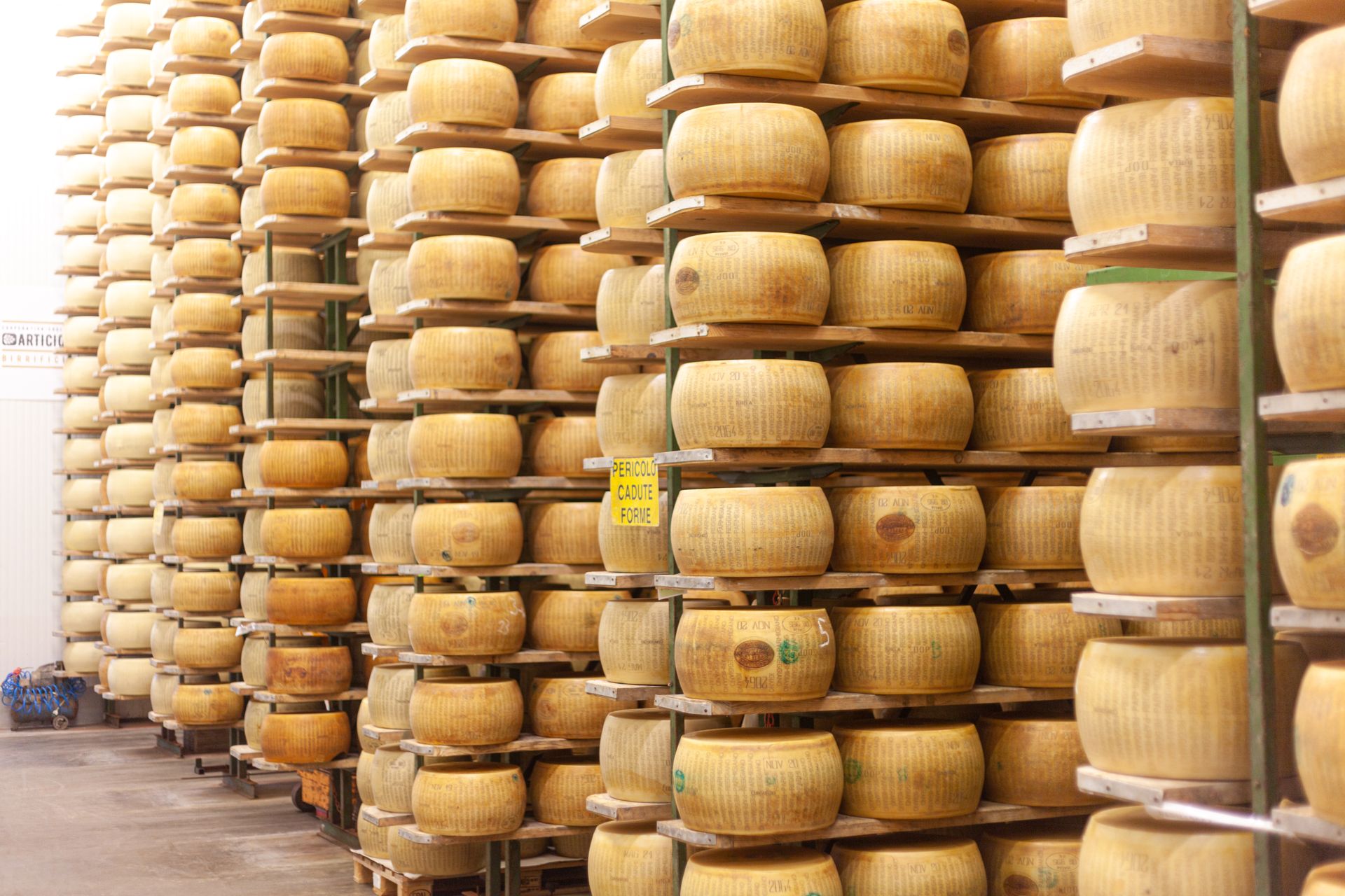 forme di parmiggiano reggiano eccellenza italiana